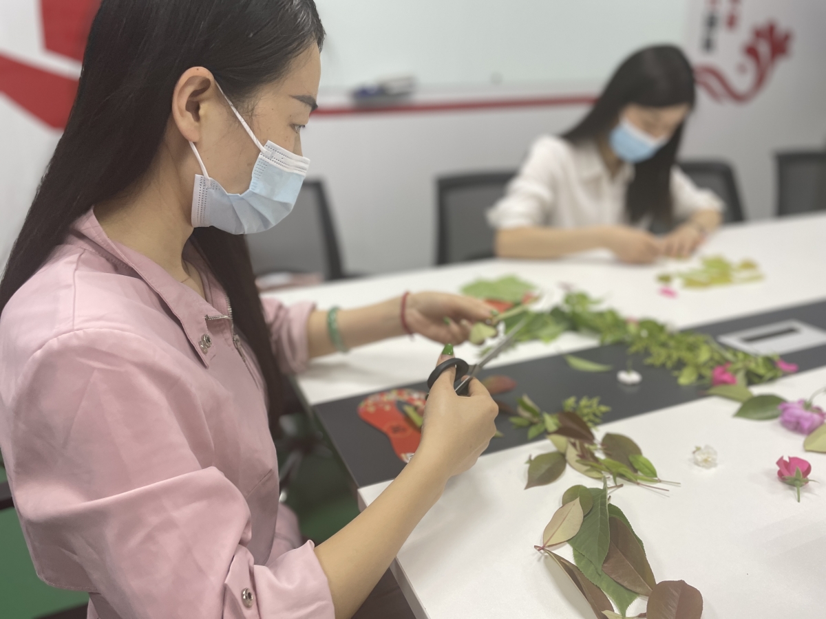 【郑州园区】产品一处工会制三部举办树叶面具手工DIY活动